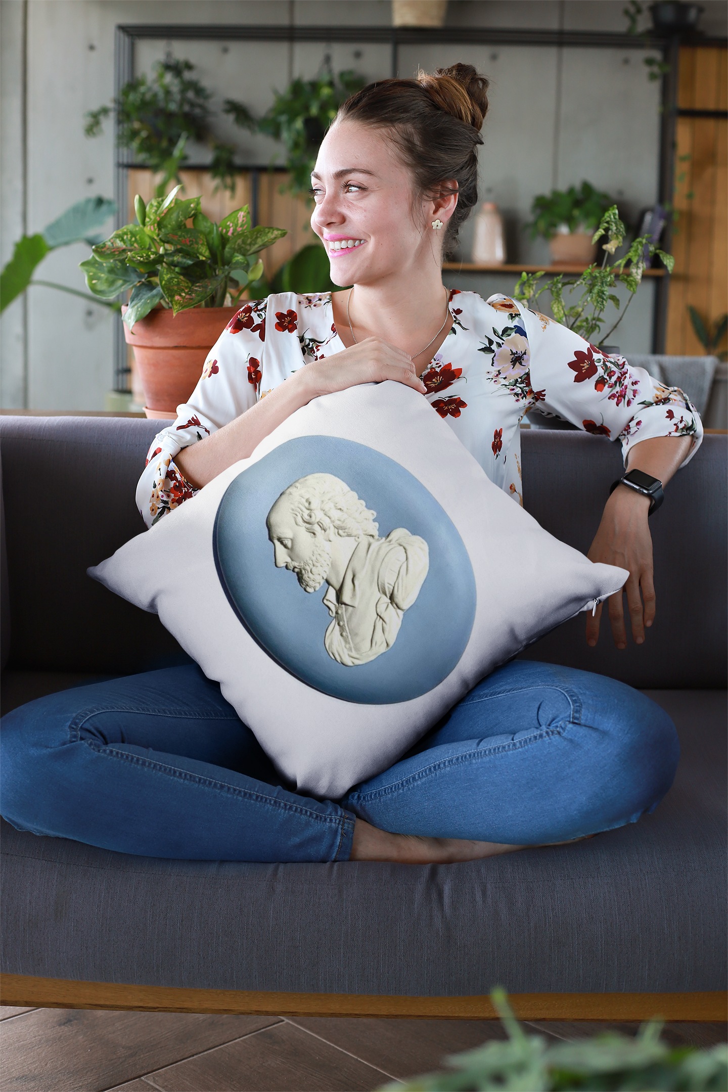 Wedgwood-inspired pillow featuring a jasperware plaque of William Shakespeare. This elegant and literary pillowcase adds a touch of classic sophistication to your home decor. 